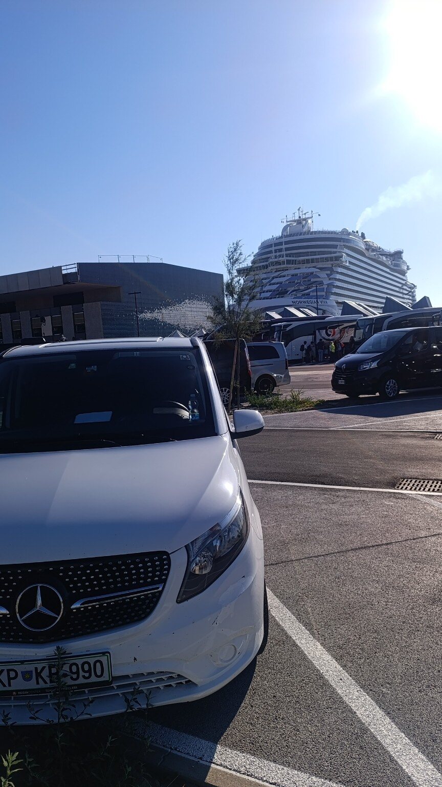 Front view of Mercedes Vito at a cruise terminal